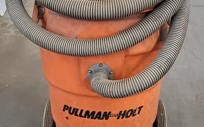 Pullman-Holt L33